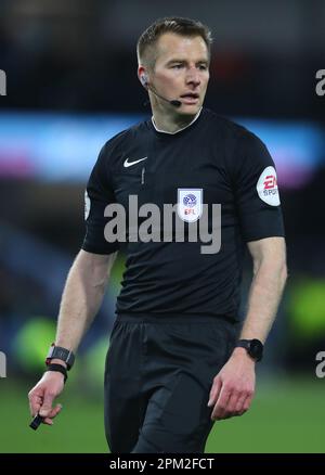 Burnley, Großbritannien. 10. April 2023. Schiedsrichter Michael Salisbury während des Sky Bet Championship-Spiels in Turf Moor, Burnley. Der Bildausdruck sollte lauten: Simon Bellis/Sportimage Credit: Sportimage/Alamy Live News Stockfoto