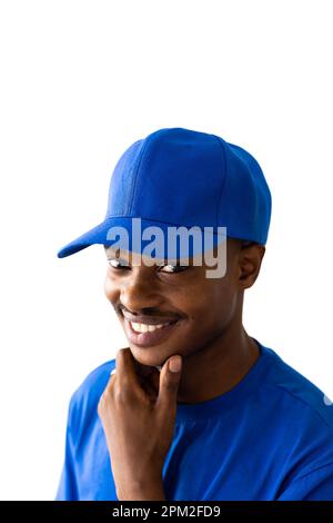 Porträt eines afroamerikanischen Mannes mit blauem T-Shirt und Mütze mit Kopierbereich auf weißem Hintergrund Stockfoto