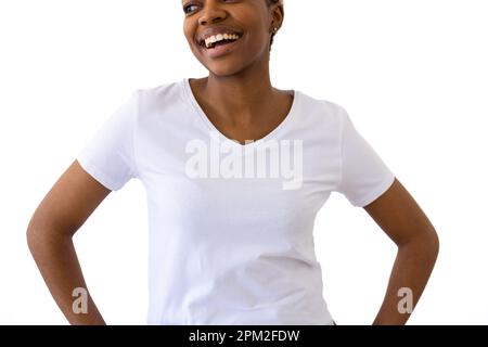 Eine afroamerikanische Frau, die ein weißes T-Shirt trägt, mit einem Kopierbereich auf weißem Hintergrund Stockfoto