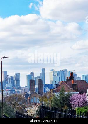 Canary Wharf, die Skyline des Londoner Finanzzentrums, ist vom Royal Observatory Hill vor einem Sommerhimmel umgeben. Canary Wharf ist eine Gegend von London, in der Nähe der Isle of Dogs im Londoner Stadtteil Tower Hamlets. Canary Wharf wird von der Greater London Authority als Teil des zentralen Londoner Geschäftsviertels neben Central London definiert. Vereinigtes Königreich. Stockfoto