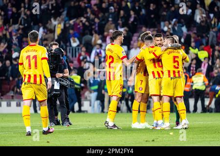 Girona-Spieler feiern am 10. April 2023 während der spanischen Meisterschaft des Fußballspiels La Liga zwischen dem FC Barcelona und dem FC Girona im Spotify Camp Nou Stadion in Barcelona, Spanien – Foto: Marc Graupera Aloma/DPPI/LiveMedia Stockfoto