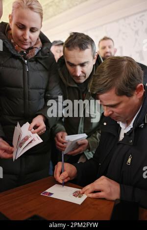 KALUSH, UKRAINE - 10. APRIL 2023 - die besondere Stornierungszeremonie der neuen Briefmarke des Kalush Orchesters findet im Mineral Palace von Cu statt Stockfoto