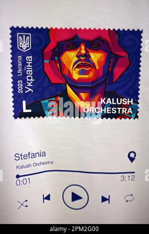 KALUSH, UKRAINE - 10. APRIL 2023 - die besondere Stornierungszeremonie der neuen Briefmarke des Kalush Orchesters findet im Mineral Palace von Cu statt Stockfoto