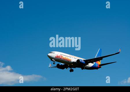 Jet2 Boeing 737-85P Landung am Flughafen Birmingham, Großbritannien (G-DRTM) Stockfoto