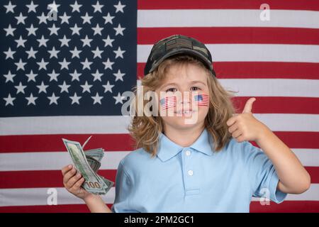 Amerikanische Träume. Porträt eines Kindes mit Geldscheine. Ein Kind mit Geld. Kinder lernen finanzielle Verantwortung für das Sparen. Kind mit Stockfoto