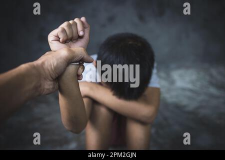 Hören Sie auf, Gewalt bei Jungen zu missbrauchen, Menschenhandel, Menschenrechtstag-Konzept. Stockfoto