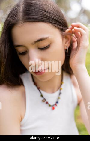 Porträt einer jungen Frau mit brünettem Haar im Freien, Stockbild Stockfoto