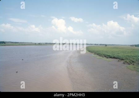 Der Daman Ganga, auch Dawan River genannt, ist ein Fluss im Westen Indiens. Der Fluss liegt am westlichen Hang der westlichen Ghats Range und fließt westlich in das Arabische Meer. Der Fluss fließt durch die Staaten Maharashtra und Gujarat sowie durch das Unionsgebiet Dadra und Nagar Haveli und Daman und Diu. Stockfoto