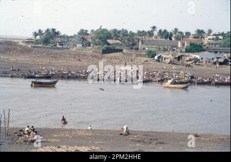 Der Daman Ganga, auch Dawan River genannt, ist ein Fluss im Westen Indiens. Der Fluss liegt am westlichen Hang der westlichen Ghats Range und fließt westlich in das Arabische Meer. Der Fluss fließt durch die Staaten Maharashtra und Gujarat sowie durch das Unionsgebiet Dadra und Nagar Haveli und Daman und Diu. Stockfoto