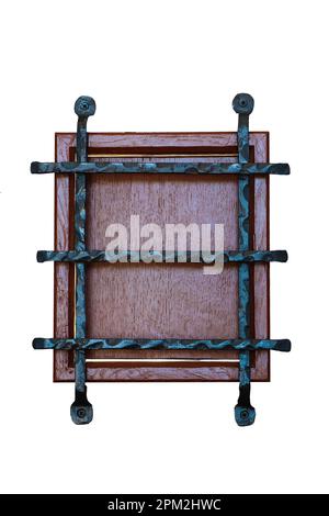 Braunes, altes Holzkloster, verschließtes Fenster auf weißem Hintergrund Stockfoto