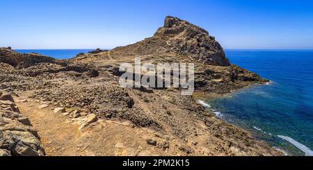 Säulenförmige Verbindungsstrukturen von Punta Baja, Lava-Flüsse, vulkanische Felsen, Naturpark Cabo de Gata-Níjar, UNESCO-Biosphärenreservat, heißes Wüstenklima Stockfoto