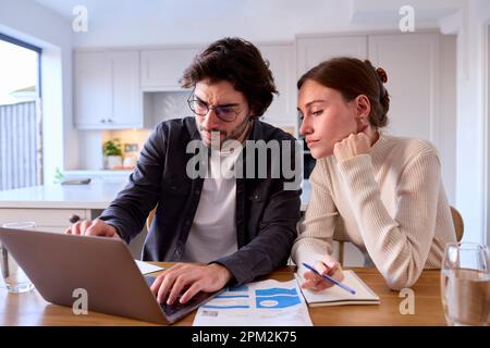 Besorgtes Paar Zu Hause, Das Auf Die Stromrechnung Für Notebooks Schaut Stockfoto