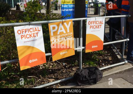 Hull Royal Krankenstation, E Yorkshire. 11. April 2023 Junge Ärzte in England begannen einen viertägigen Streik in einem Streit mit der Regierung über die Bezahlung. Der Gesundheitsminister Steve Barclay MP sagt, dass die Forderungen der BMA, der Gewerkschaft der Ärzte, unrealistisch seien und die Verhandlungen behindern. Die Ärzte sagen, dass sinkende Löhne zu einer Verbleib- und Rekrutierungskrise führen und dass die Lohnsteigerungen in den letzten 15yrs Jahren unter der Inflation lagen, was ein reales Defizit von 26 % zur Folge hatte. Kredit: Bridget Catterall/Alamy Live News Stockfoto