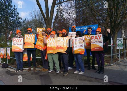 Hull Royal Krankenstation, E Yorkshire. 11. April 2023 Junge Ärzte in England begannen einen viertägigen Streik in einem Streit mit der Regierung über die Bezahlung. Der Gesundheitsminister Steve Barclay MP sagt, dass die Forderungen der BMA, der Gewerkschaft der Ärzte, unrealistisch seien und die Verhandlungen behindern. Die Ärzte sagen, dass sinkende Löhne zu einer Verbleib- und Rekrutierungskrise führen und dass die Lohnsteigerungen in den letzten 15yrs Jahren unter der Inflation lagen, was ein reales Defizit von 26 % zur Folge hatte. Kredit: Bridget Catterall/Alamy Live News Stockfoto