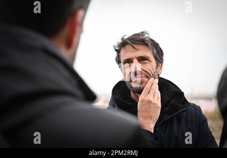 St. Ouen, Frankreich. 11. April 2023. Tony Estanguet, Präsident von Paris 2024 während eines Besuchs des Athletendorfs am 11. April 2023, das von SolidEO in Saint-Ouen-sur-seine, Saint-Denis, entwickelt wurde, um die Studentenresidenz einzuweihen, die die ersten Einwohner des Dorfes aufnehmen wird. Dieses Gebäude wurde für die Athleten der Olympischen Spiele 2024 in Paris mit Blick auf die Umwelt gebaut, um die Umweltbelastung erheblich zu reduzieren. Foto: Tomas Stevens/ABACAPRESS.COM Kredit: Abaca Press/Alamy Live News Stockfoto