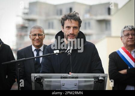 St. Ouen, Frankreich. 11. April 2023. Tony Estanguet, Präsident von Paris 2024 während eines Besuchs des Athletendorfs am 11. April 2023, das von SolidEO in Saint-Ouen-sur-seine, Saint-Denis, entwickelt wurde, um die Studentenresidenz einzuweihen, die die ersten Einwohner des Dorfes aufnehmen wird. Dieses Gebäude wurde für die Athleten der Olympischen Spiele 2024 in Paris mit Blick auf die Umwelt gebaut, um die Umweltbelastung erheblich zu reduzieren. Foto: Tomas Stevens/ABACAPRESS.COM Kredit: Abaca Press/Alamy Live News Stockfoto