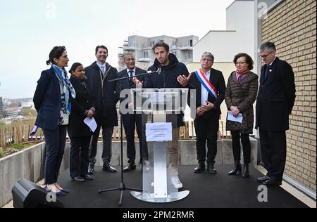 St. Ouen, Frankreich. 11. April 2023. Tony Estanguet, Präsident von Paris 2024 während eines Besuchs des Athletendorfs am 11. April 2023, das von SolidEO in Saint-Ouen-sur-seine, Saint-Denis, entwickelt wurde, um die Studentenresidenz einzuweihen, die die ersten Einwohner des Dorfes aufnehmen wird. Dieses Gebäude wurde für die Athleten der Olympischen Spiele 2024 in Paris mit Blick auf die Umwelt gebaut, um die Umweltbelastung erheblich zu reduzieren. Foto: Tomas Stevens/ABACAPRESS.COM Kredit: Abaca Press/Alamy Live News Stockfoto