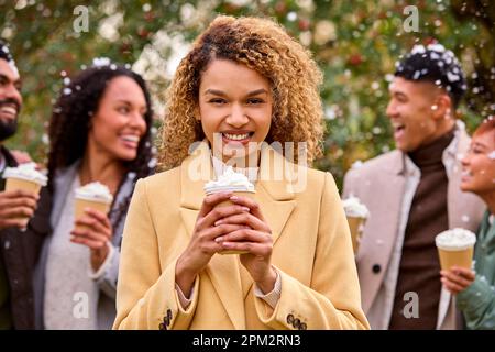 Eine Gruppe Von Freunden, Die Mäntel Tragen Und Draußen In Snow Stehen Und Heiße Schokoladengetränke Zum Mitnehmen Anbieten Stockfoto