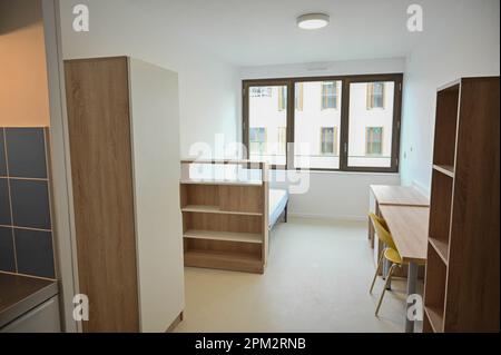 St. Ouen, Frankreich. 11. April 2023. Illustration des Athletendorfes am 11. April 2023, das von SolidEO in Saint-Ouen-sur-seine, Saint-Denis, entwickelt wurde, um die Residenz einzuweihen, die die ersten Einwohner des Dorfes aufnehmen wird. Dieses Gebäude wurde für die Athleten der Olympischen Spiele 2024 in Paris mit Blick auf die Umwelt gebaut, um die Umweltbelastung erheblich zu reduzieren. Jeder olympische Sportler hat eines dieser kleinen Apartments mit Schlafzimmer, Küche und Bad. Foto: Tomas Stevens/ABACAPRESS.COM Kredit: Abaca Press/Alamy Live News Stockfoto
