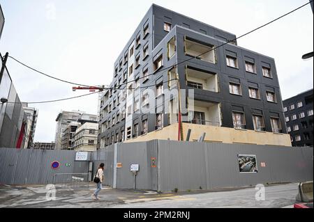St. Ouen, Frankreich. 11. April 2023. Darstellung des Athletendorfs im Bau am 11. April 2023, entwickelt von SolidEO in Saint-Ouen-sur-seine, Saint-Denis. Dieses Gebäude wurde für die Athleten der Olympischen Spiele 2024 in Paris mit Blick auf die Umwelt gebaut, um die Umweltbelastung erheblich zu reduzieren. Jeder olympische Sportler hat eines dieser kleinen Apartments mit Schlafzimmer, Küche und Bad. Foto: Tomas Stevens/ABACAPRESS.COM Kredit: Abaca Press/Alamy Live News Stockfoto