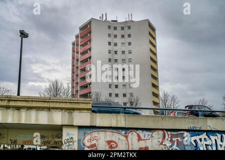 Betonbrücke, Wohnhaus, Schildhornstraße, Kreuznacher Straße, Dahlem, Steglitz-Zehlendorf, Berlin, Deutschland Stockfoto