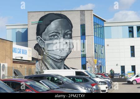 Hull Royal Krankenstation, E Yorkshire. 11. April 2023 Junge Ärzte in England begannen einen viertägigen Streik in einem Streit mit der Regierung über die Bezahlung. Der Gesundheitsminister Steve Barclay MP sagt, dass die Forderungen der BMA, der Gewerkschaft der Ärzte, unrealistisch seien und die Verhandlungen behindern. Die Ärzte sagen, dass sinkende Löhne zu einer Verbleib- und Rekrutierungskrise führen und dass die Lohnsteigerungen in den letzten 15yrs Jahren unter der Inflation lagen, was ein reales Defizit von 26 % zur Folge hatte. BILD: A Credit: Bridget Catterall/Alamy Live News Stockfoto