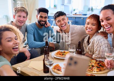 Freunde, Die Selfie Am Telefon Nehmen Und Zu Hause In Der Küche Hausgemachte Pizzas Essen Stockfoto
