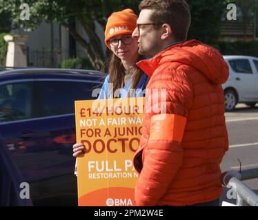 Hull Royal Krankenstation, E Yorkshire. 11. April 2023 Junge Ärzte in England begannen einen viertägigen Streik in einem Streit mit der Regierung über die Bezahlung. Der Gesundheitsminister Steve Barclay MP sagt, dass die Forderungen der BMA, der Gewerkschaft der Ärzte, unrealistisch seien und die Verhandlungen behindern. Die Ärzte sagen, dass sinkende Löhne zu einer Verbleib- und Rekrutierungskrise führen und dass die Lohnsteigerungen in den letzten 15yrs Jahren unter der Inflation lagen, was ein reales Defizit von 26 % zur Folge hatte. Kredit: Bridget Catterall/Alamy Live News Stockfoto