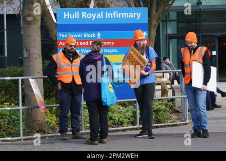 Hull Royal Krankenstation, E Yorkshire. 11. April 2023 Junge Ärzte in England begannen einen viertägigen Streik in einem Streit mit der Regierung über die Bezahlung. Der Gesundheitsminister Steve Barclay MP sagt, dass die Forderungen der BMA, der Gewerkschaft der Ärzte, unrealistisch seien und die Verhandlungen behindern. Die Ärzte sagen, dass sinkende Löhne zu einer Verbleib- und Rekrutierungskrise führen und dass die Lohnsteigerungen in den letzten 15yrs Jahren unter der Inflation lagen, was ein reales Defizit von 26 % zur Folge hatte. Kredit: Bridget Catterall/Alamy Live News Stockfoto