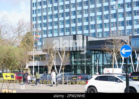 Hull Royal Krankenstation, E Yorkshire. 11. April 2023 Junge Ärzte in England begannen einen viertägigen Streik in einem Streit mit der Regierung über die Bezahlung. Der Gesundheitsminister Steve Barclay MP sagt, dass die Forderungen der BMA, der Gewerkschaft der Ärzte, unrealistisch seien und die Verhandlungen behindern. Die Ärzte sagen, dass sinkende Löhne zu einer Verbleib- und Rekrutierungskrise führen und dass die Lohnsteigerungen in den letzten 15yrs Jahren unter der Inflation lagen, was ein reales Defizit von 26 % zur Folge hatte. ABBILDUNG: Haupteingang des HRI Credit: Bridget Catterall/Alamy Live News Stockfoto