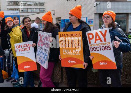 Westminster, London, Großbritannien. 11. April 2023 Ein Streikposten vor dem St. Thomas Krankenhaus von Junior Doctors, die eine viertägige Arbeitskampagne über Bezahlung und Renten beginnen. Der Ausstieg von Mitgliedern der British Medical Association (BMA) wird die Annullierung von bis zu 350.000 NHS-Ernennungen und -Operationen verursachen. Kredit: amer Ghazzal/Alamy Live News Stockfoto