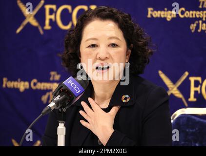11. April 2023, Tokio, Japan – Tomoko Yoshino, Leiter des Japanischen Gewerkschaftsbundes (Rengo), spricht am Dienstag, den 11. April 2023, im japanischen Verein der Auslandskorrespondenten in Tokio. Yoshino hat mehr Lohnerhöhungen für kleine und mittlere Unternehmen gefordert. (Foto: Yoshio Tsunoda/AFLO) Stockfoto