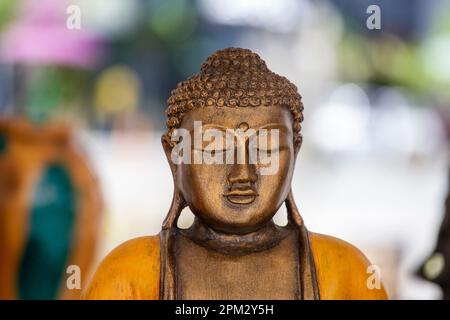 Buddha-Statue zeigt Souvenir zum Verkauf auf dem Straßenmarkt aus nächster Nähe Stockfoto