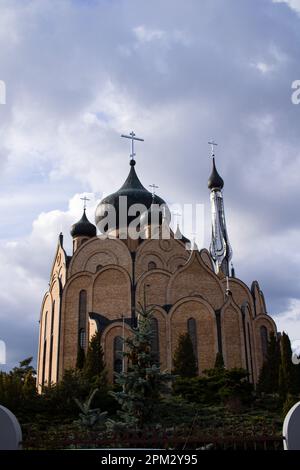 Kirche des Heiligen Geistes im Stadtzentrum. 12.04.2023 Bialystok Polen. Orthodoxe Kirche in all ihrer Pracht vor dem bewölkten Himmel. Stockfoto