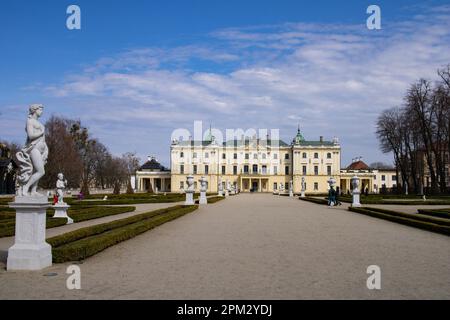 Die Stadt Branicki Palast im Frühjahr 12.04.2023 Bialystok Polen. Skulpturen und der Garten des Branicki-Palastes in all seiner Pracht. Stockfoto