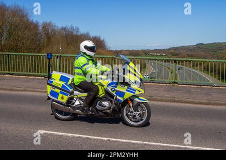 BMW R 1250 RT Police Flat Twin Boxer 4T EU4 White Motorcycle Tourer 1254 ccm; Überquerung der Autobahnbrücke in Greater Manchester, Großbritannien Stockfoto