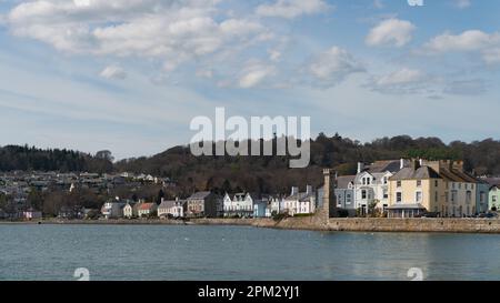 BEAUMARIS, ANGELSEY, UK - APRIL 08 : Blick auf Häuser am Strand in Beaumaris, Angelsey am 08. April 2023. Nicht identifizierte Personen Stockfoto