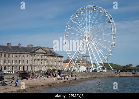 BEAUMARIS, ANGELSEY, UK - APRIL 08 : Blick auf das Riesenrad und den Strand in Beaumaris, Angelsey am 08. April 2023. Nicht identifizierte Personen Stockfoto