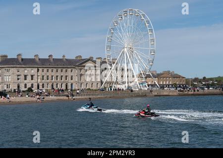 BEAUMARIS, ANGELSEY, UK - APRIL 08 : Blick auf das Riesenrad und den Strand in Beaumaris, Angelsey am 08. April 2023. Nicht identifizierte Personen Stockfoto