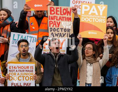 London, Großbritannien. 11. April 2023. Juniorärzte streiken vor dem University College Hospital in London. Junge Ärzte in ganz England haben einen viertägigen Streik begonnen. Die Regierung hat es versäumt, ordnungsgemäß in Verhandlungen einzutreten. Ärzte werden von 7am bis Samstagmorgen in einem sich verschlechternden Streit um die Bezahlung vor Krankenhäusern Streikposten aufstellen. Kredit: Karl Black/Alamy Live News Stockfoto