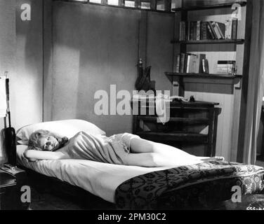 CARROLL BAKER in STATION SIX SAHARA 1963 Regisseur SETH HOLT spielt Jean Martet Drehbuch Brian Clemens und Bryan Forbes Musik Ron Grainer Kostümdesign Pierre Balmain CCC Films (London) / CCC Filmkunst / British Lion Film Corporation Stockfoto