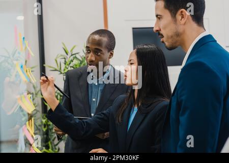 Verschiedene Kollegen diskutieren das Projekt im Büro Stockfoto