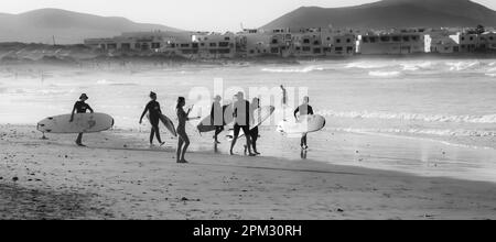 Schwarzweißfotografie, Surfer Am Strand, Playa Famara, Lanzarote, Kanarische Inseln, Spanien Stockfoto