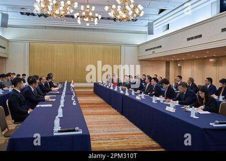 Tokio. 10. April 2023. Dieses Foto wurde am 10. April 2023 aufgenommen und zeigt eine Szene während der 15. Runde hochrangiger Konsultationen zu maritimen Angelegenheiten zwischen China und Japan in Tokio, Japan. China und Japan haben am Montag in Tokio die 15. Runde hochrangiger Konsultationen zu maritimen Angelegenheiten abgehalten und dabei einen umfassenden und eingehenden Meinungsaustausch über maritime Angelegenheiten geführt. ZU "China, Japan veranstaltet hochrangige Konsultationen zu maritimen Angelegenheiten": Zhang Xiaoyu/Xinhua/Alamy Live News Stockfoto