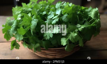 Ein Korb im rustikalen Stil mit frischen Kräutern auf einem Holztisch Stockfoto