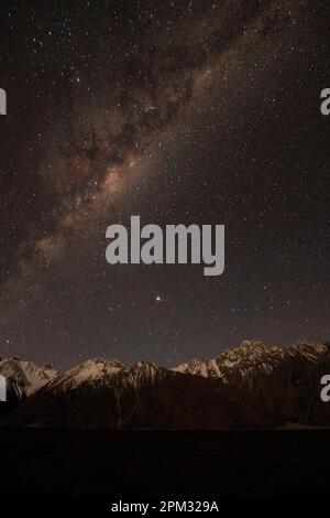 Milchstraße über schneebedeckten Bergen, Aoraki/Mount Cook National Park, Südalpen, Canterbury, Südinsel, Neuseeland Stockfoto