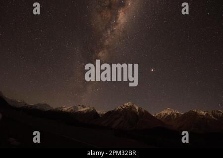 Milchstraße über schneebedeckten Bergen, Aoraki/Mount Cook National Park, Südalpen, Canterbury, Südinsel, Neuseeland Stockfoto