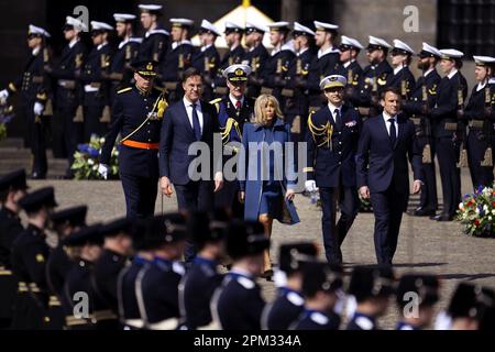 Amsterdam, Niederlande. 11. April 2023. AMSTERDAM - der französische Präsident Emmanuel Macron und seine Frau Brigitte legten in Anwesenheit von Premierminister Mark Rutte einen Kranz am Nationaldenkmal auf dem Damplein. Das Präsidentenpaar wird den Niederlanden einen zweitägigen Staatsbesuch abstatten. ANP OLAF KRAAK niederlande Out - belgien Out Credit: ANP/Alamy Live News Stockfoto