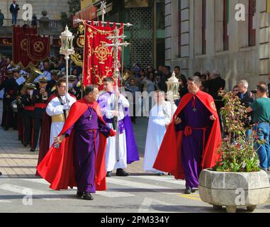 Procesión del Resucitado in traditionellen langen Bademänteln mit silbernen Lampen und silbernem Kreuz Ostersonntagmorgen Santander Cantabria Spanien Stockfoto