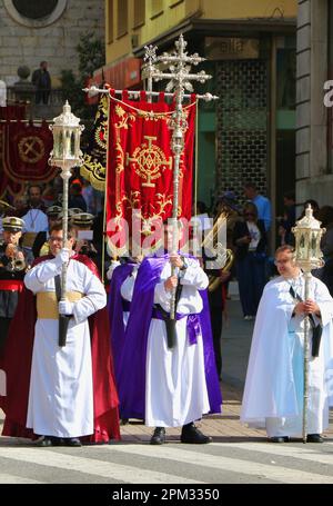 Procesión del Resucitado in traditionellen langen Bademänteln mit silbernen Lampen und silbernem Kreuz Ostersonntagmorgen Santander Cantabria Spanien Stockfoto